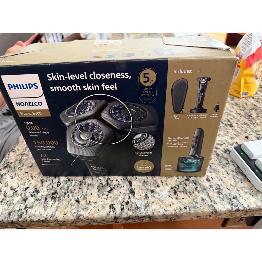 Philips Norelco Shaver 8000 Wet Dry Rechargeable Men's Shaver Brand New Open Box